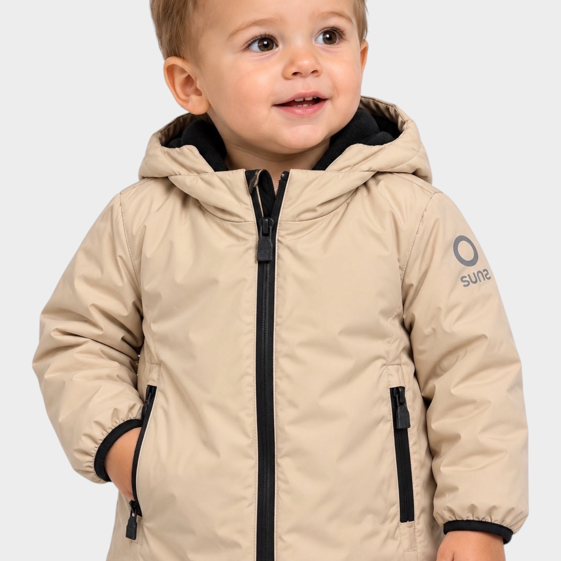 Bambino che indossa un giubbino beige con cappuccio e zip nera, collezione Follower SRL SUNS BOARDS