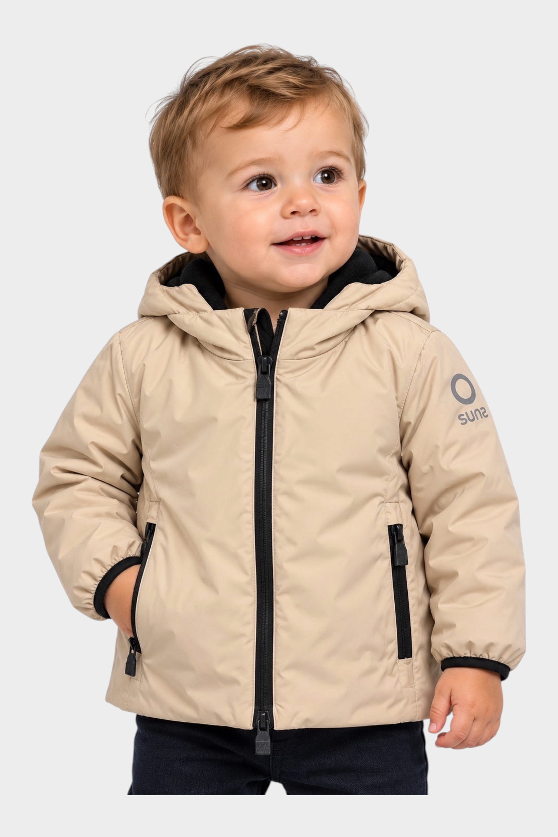 Bambino che indossa un giubbino beige con cappuccio e zip nera, collezione Follower SRL SUNS BOARDS