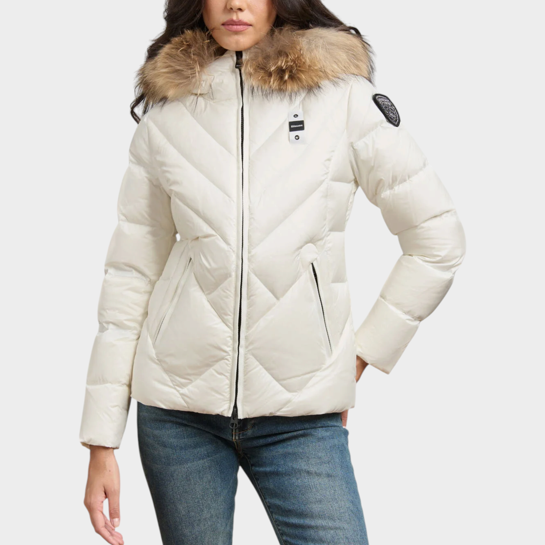 Giubbino bianco Follower SRL Alicia con trapuntatura geometrica, cappuccio con bordo in pelliccia e logo sulla manica