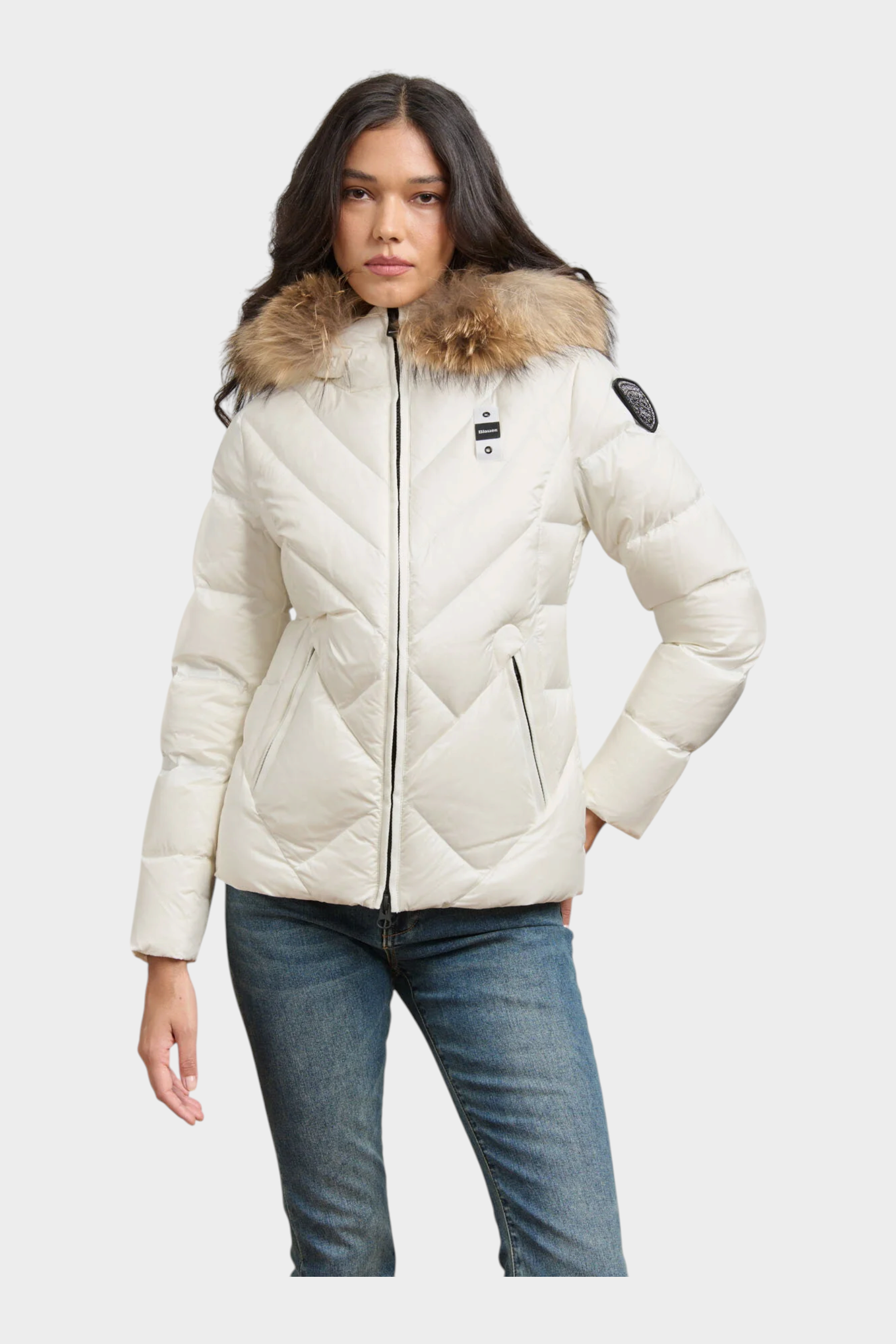 Giubbino bianco Follower SRL Alicia con trapuntatura geometrica, cappuccio con bordo in pelliccia e logo sulla manica