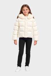 Bambina indossa giubbino bianco SUNS BOARDS con cappuccio in pelliccia sintetica, proposto da Follower SRL