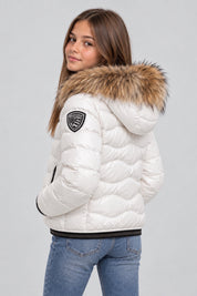 Ragazza indossa giubbino bianco trapuntato Blauer con cappuccio bordato in pelliccia, collezione Follower SRL