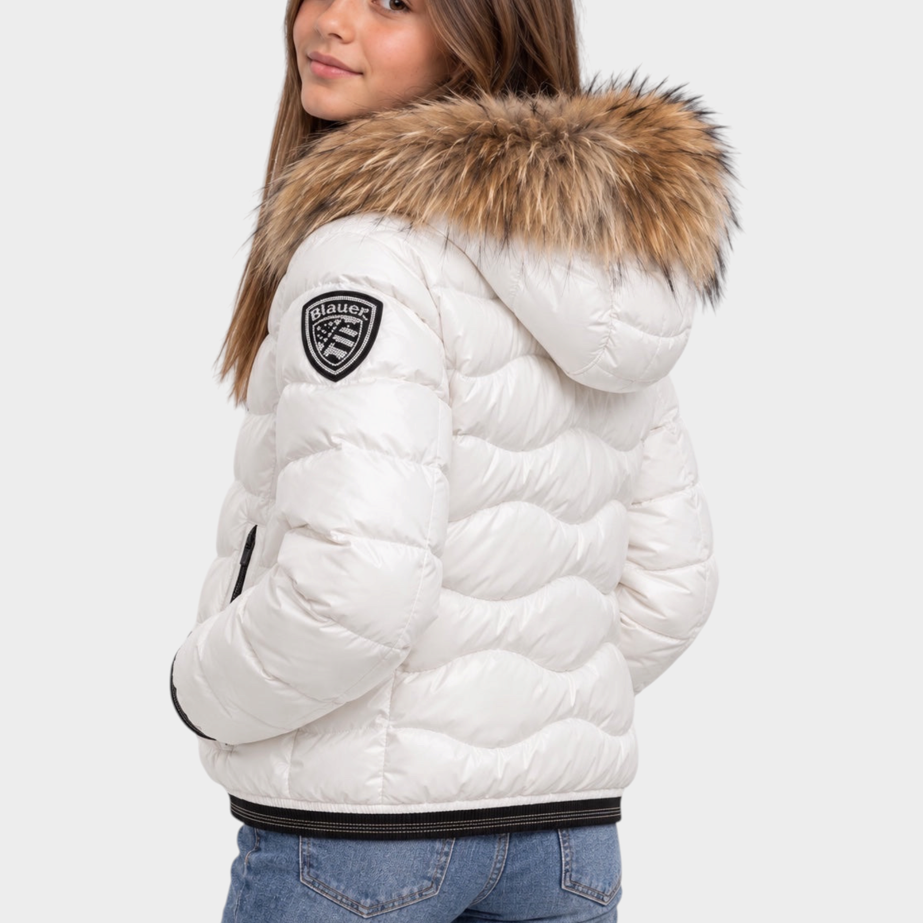 Ragazza indossa giubbino bianco trapuntato Blauer con cappuccio bordato in pelliccia, collezione Follower SRL