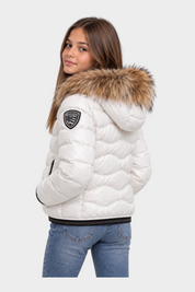 Ragazza indossa giubbino bianco trapuntato Blauer con cappuccio bordato in pelliccia, collezione Follower SRL