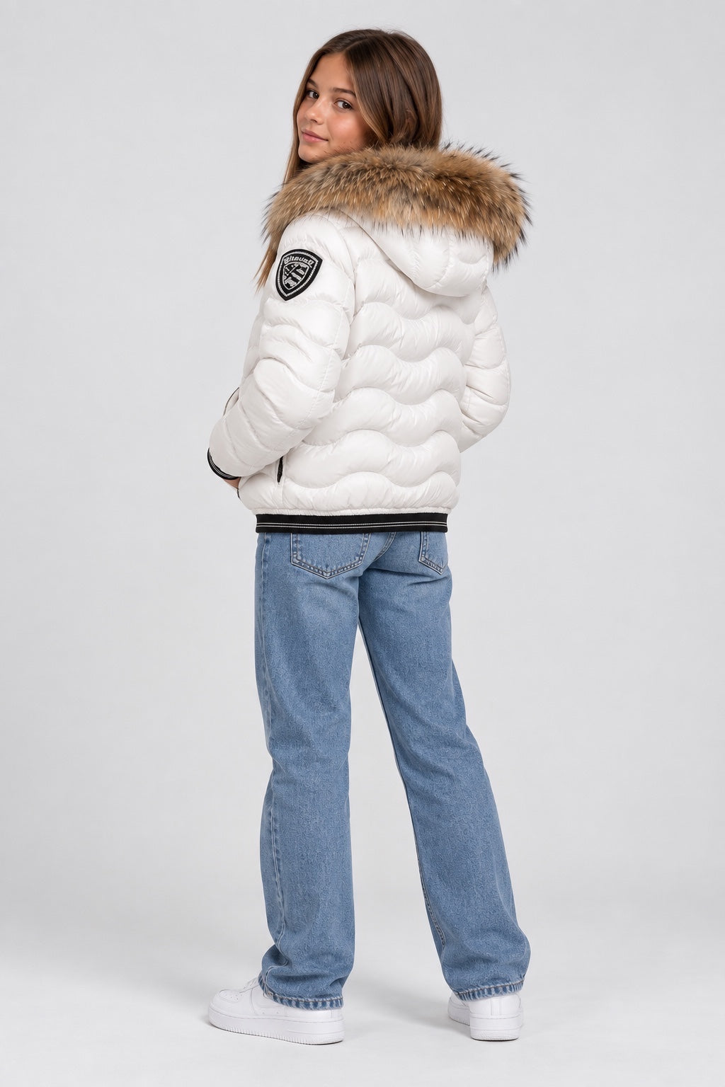 Bambina indossa giubbino bianco trapuntato Blauer con cappuccio bordato in pelliccia, Follower SRL