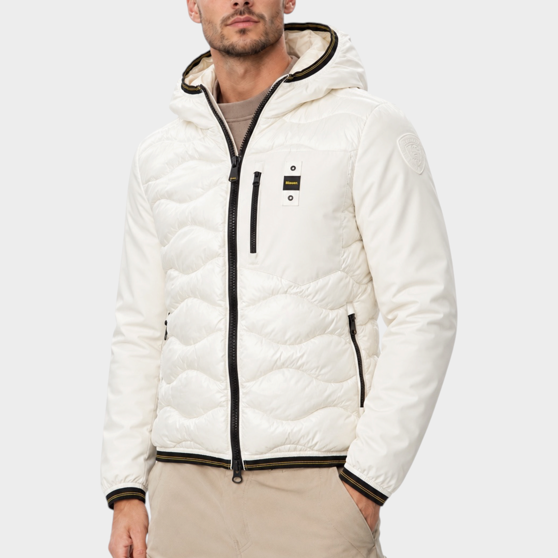 Modello indossa giubbino trapuntato bianco Blauer Wave Albert con cappuccio e chiusura a zip, Follower SRL