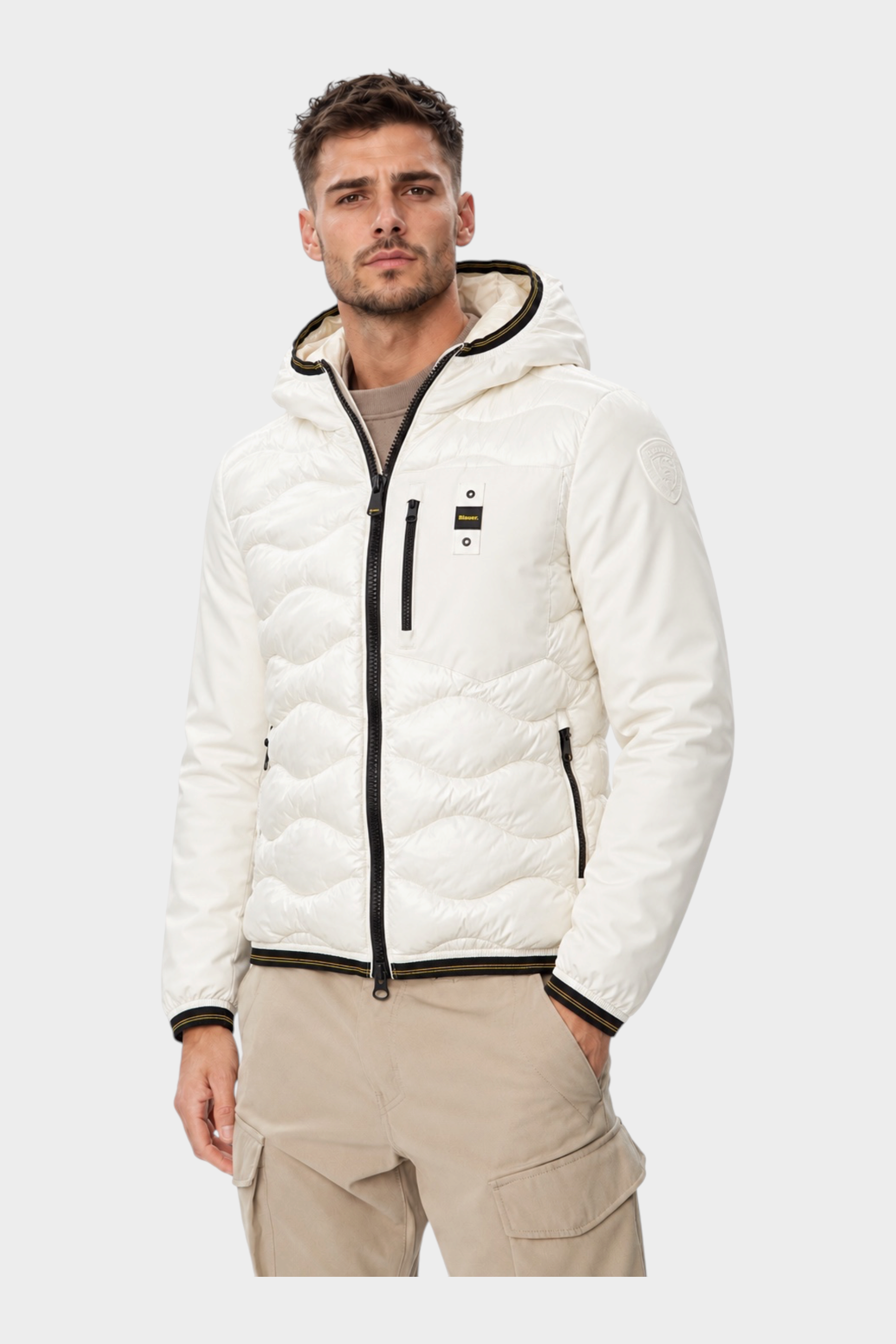 Modello indossa giubbino trapuntato bianco Blauer Wave Albert con cappuccio e chiusura a zip, Follower SRL