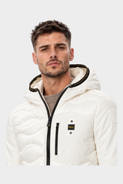 Modello indossa giubbino trapuntato bianco Blauer con cappuccio e zip nera, collezione Follower SRL