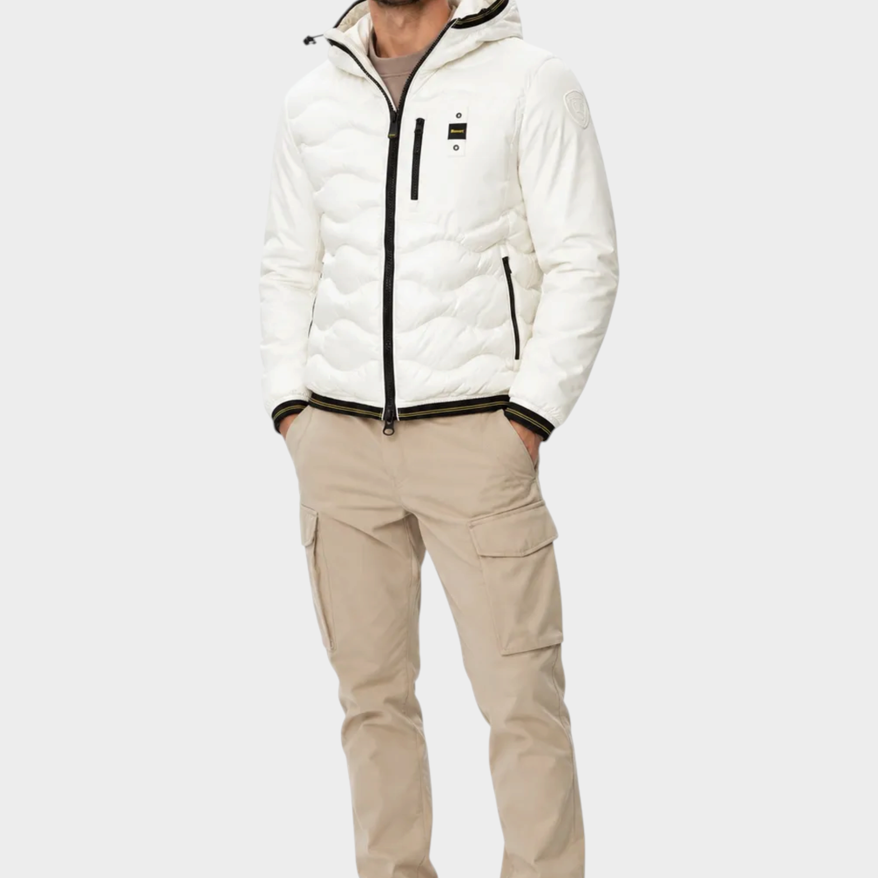 Modello indossa giubbino bianco Blauer Wave Albert con trapuntatura a onde, cappuccio e zip, venduto da Follower SRL