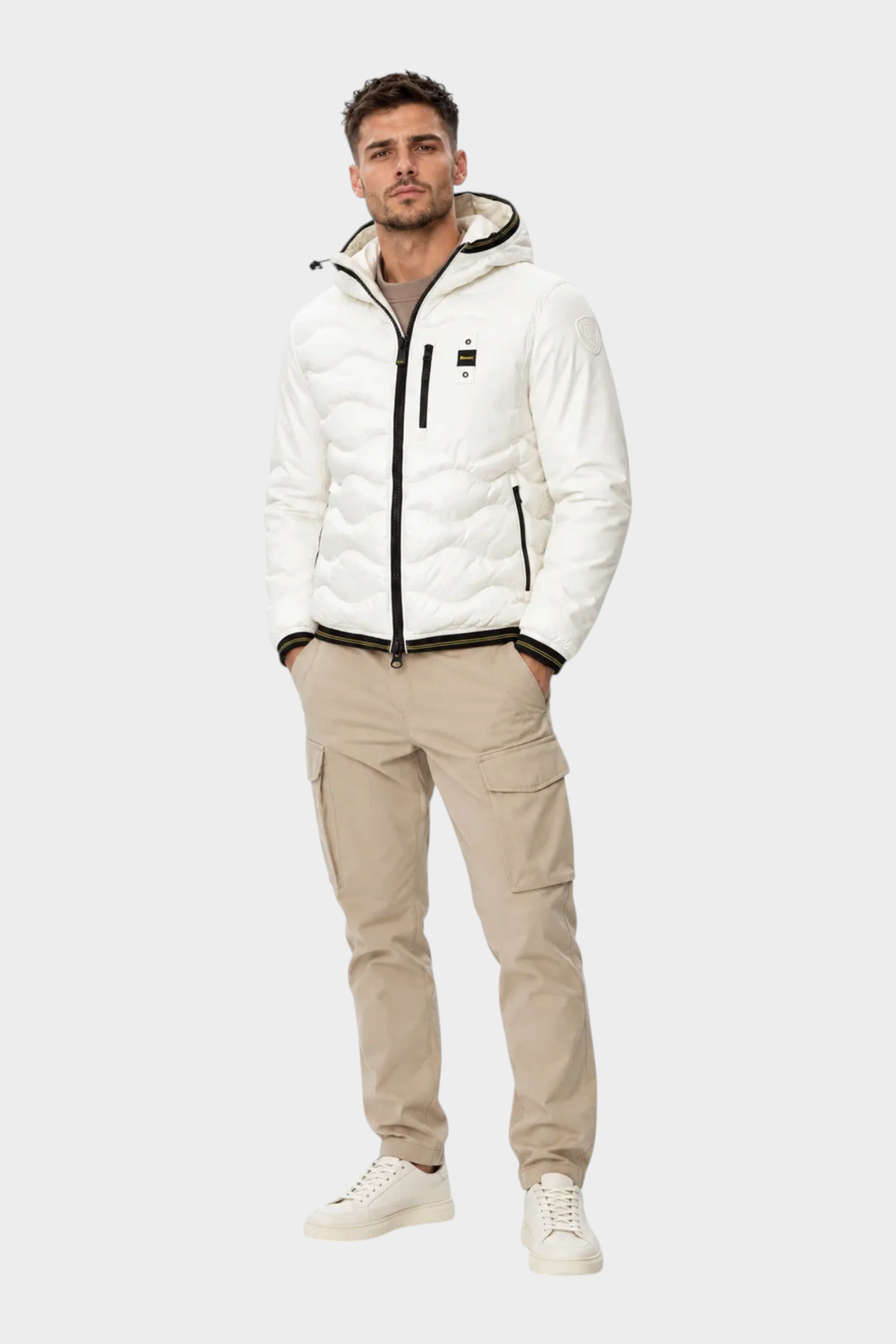 Modello indossa giubbino bianco Blauer Wave Albert con trapuntatura a onde, cappuccio e zip, venduto da Follower SRL