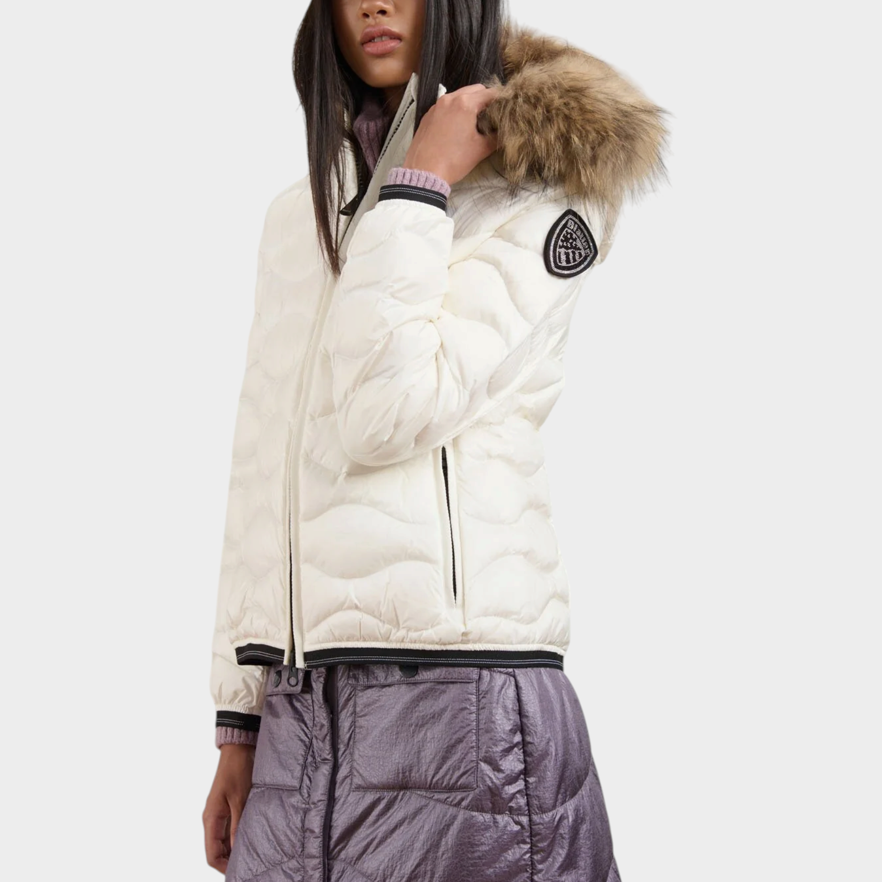 Modella indossa giubbino corto imbottito in piuma bianco Blauer con cappuccio bordato in pelliccia Follower SRL