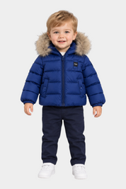 Bambino che indossa un giubbino imbottito blu Blauer con cappuccio bordato in pelliccia sintetica Follower SRL