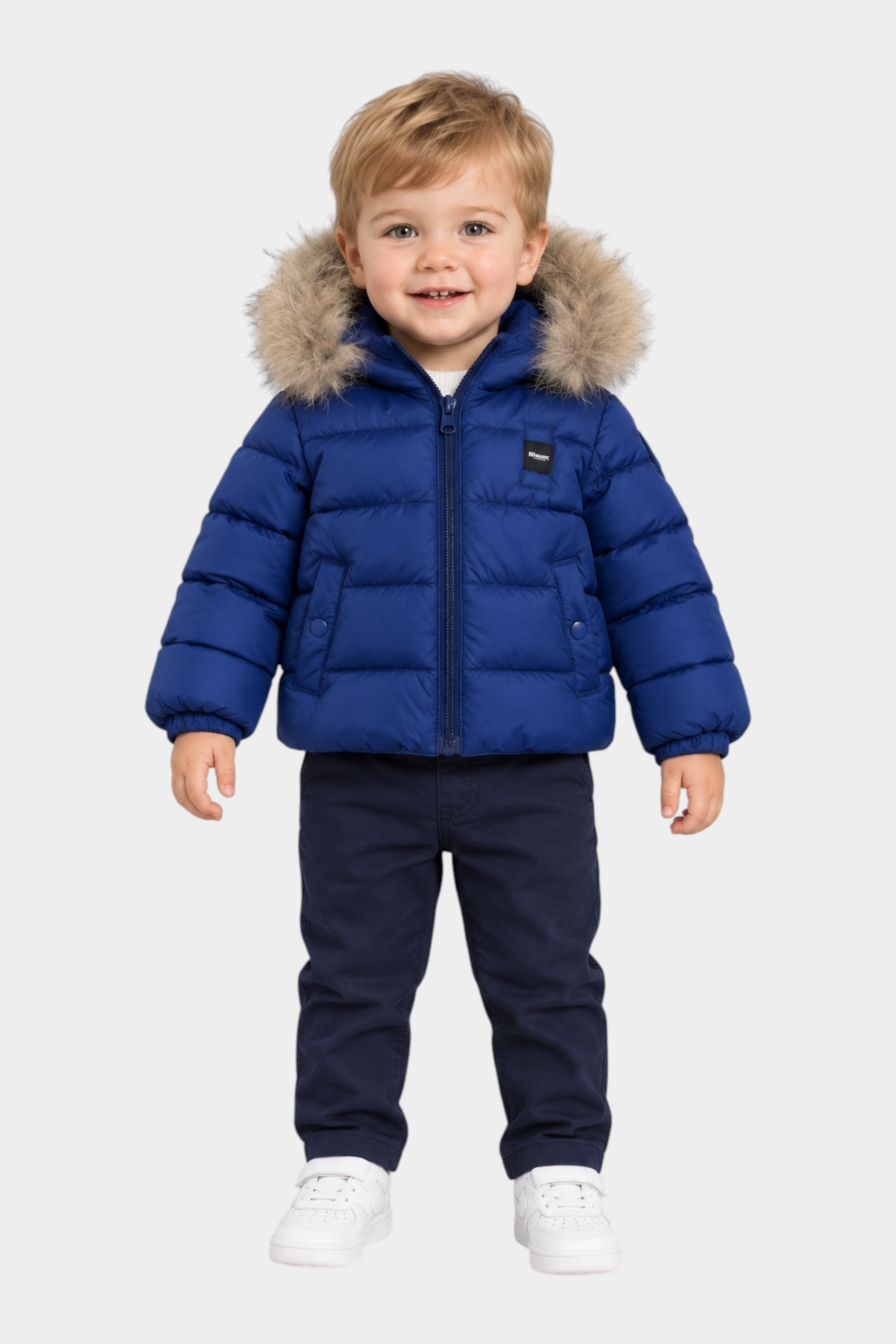 Bambino che indossa un giubbino imbottito blu Blauer con cappuccio bordato in pelliccia sintetica Follower SRL