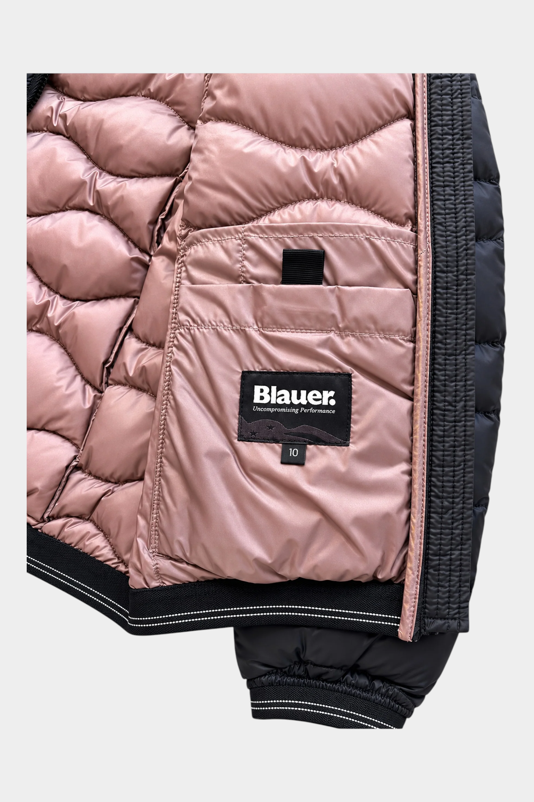 Interno del giubbino Follower SRL Blauer per bambina, trapuntato color rosa antico con etichetta del brand