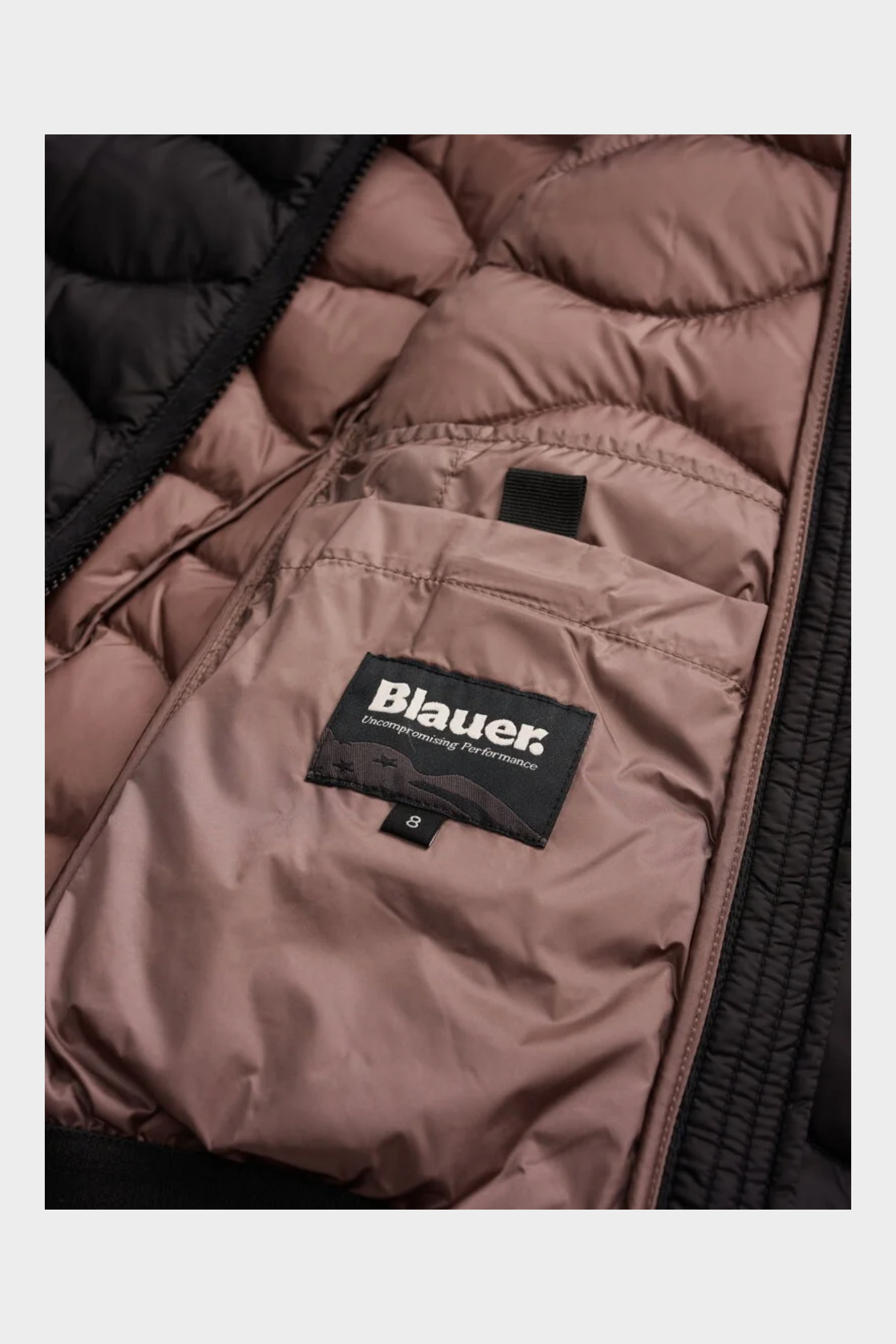 Dettaglio interno del giubbino Arion Bambina Nero Blauer di Follower SRL con fodera marrone e etichetta del brand