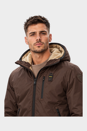 Giubbino marrone Blauer Devon con cappuccio foderato in pelliccia sintetica indossato da un modello, Follower SRL