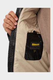 Dettaglio interno del giubbino nero Blauer Adams di Follower SRL con fodera beige e etichetta del marchio