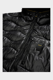Dettaglio del giubbino nero Follower SRL Blauer con trapuntatura a onde, zip frontale e patch logo sul petto