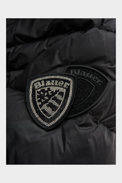 Dettaglio del logo Blauer con strass su giubbino nero trapuntato Follower SRL