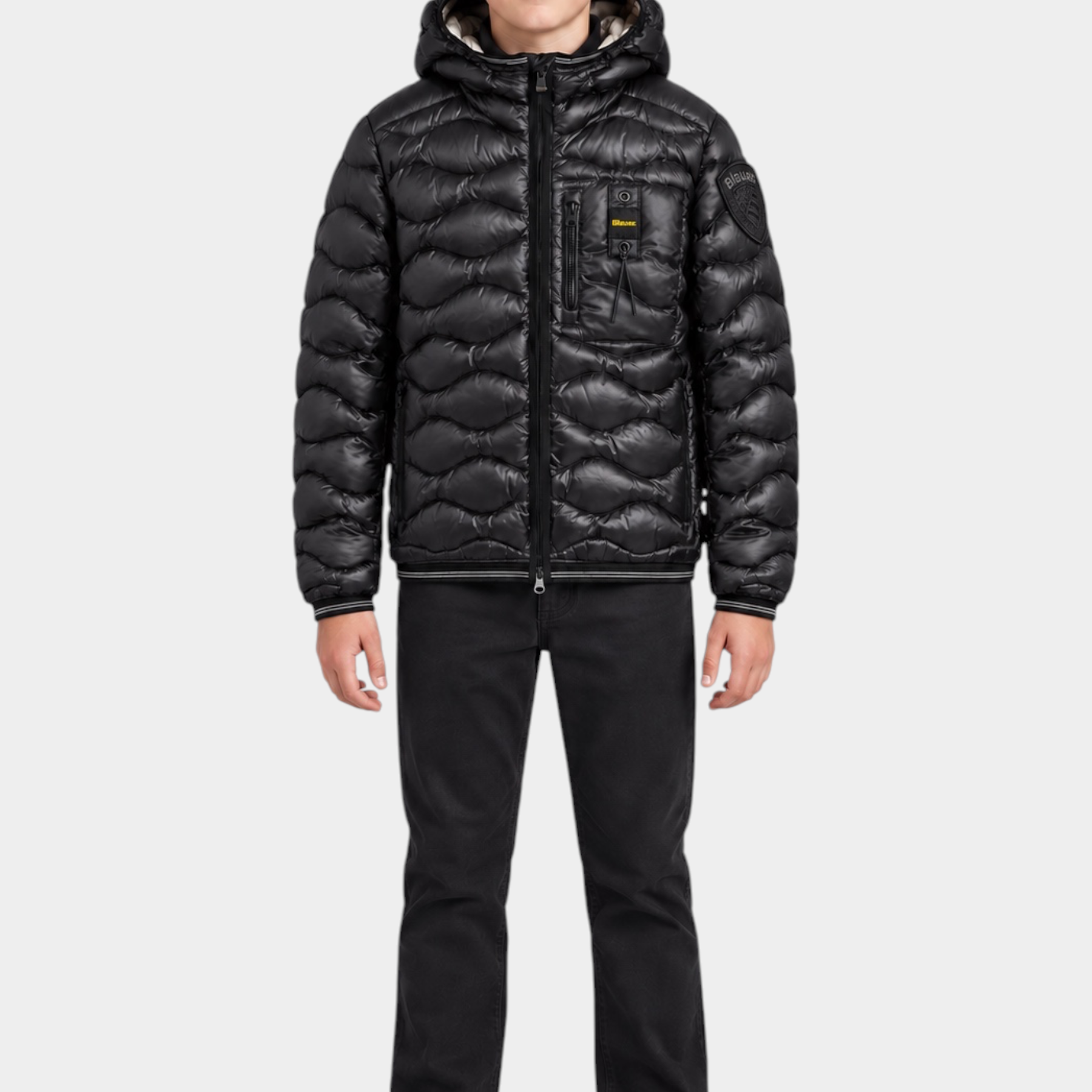 Ragazzo indossa giubbino nero Blauer Bryant con impuntura a onde, cappuccio fisso e tasche con zip, Follower SRL