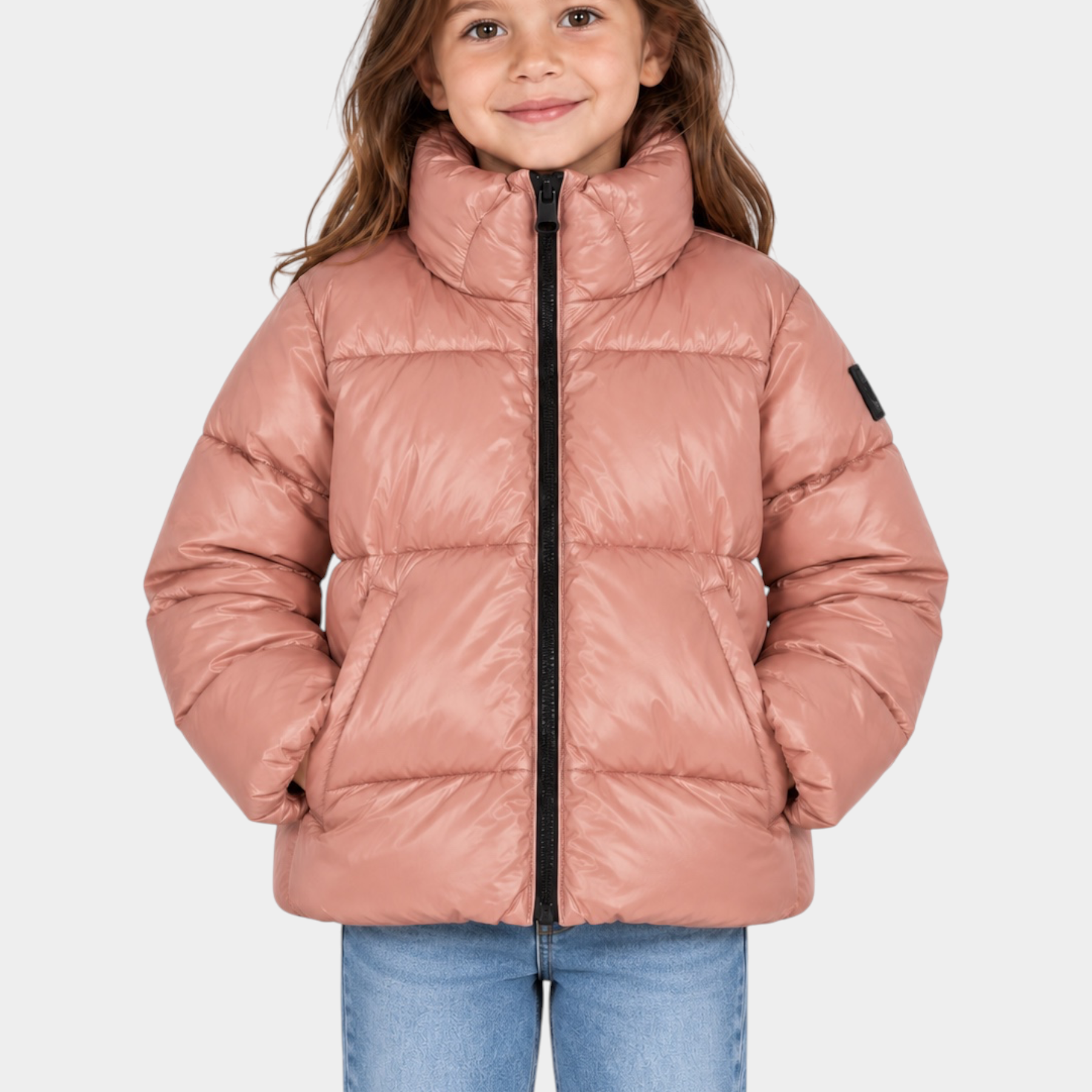 Bambina indossa giubbino Blauer rosa lucido trapuntato con collo alto e zip frontale su sfondo bianco
