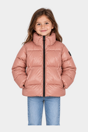 Bambina indossa giubbino Blauer rosa lucido trapuntato con collo alto e zip frontale su sfondo bianco