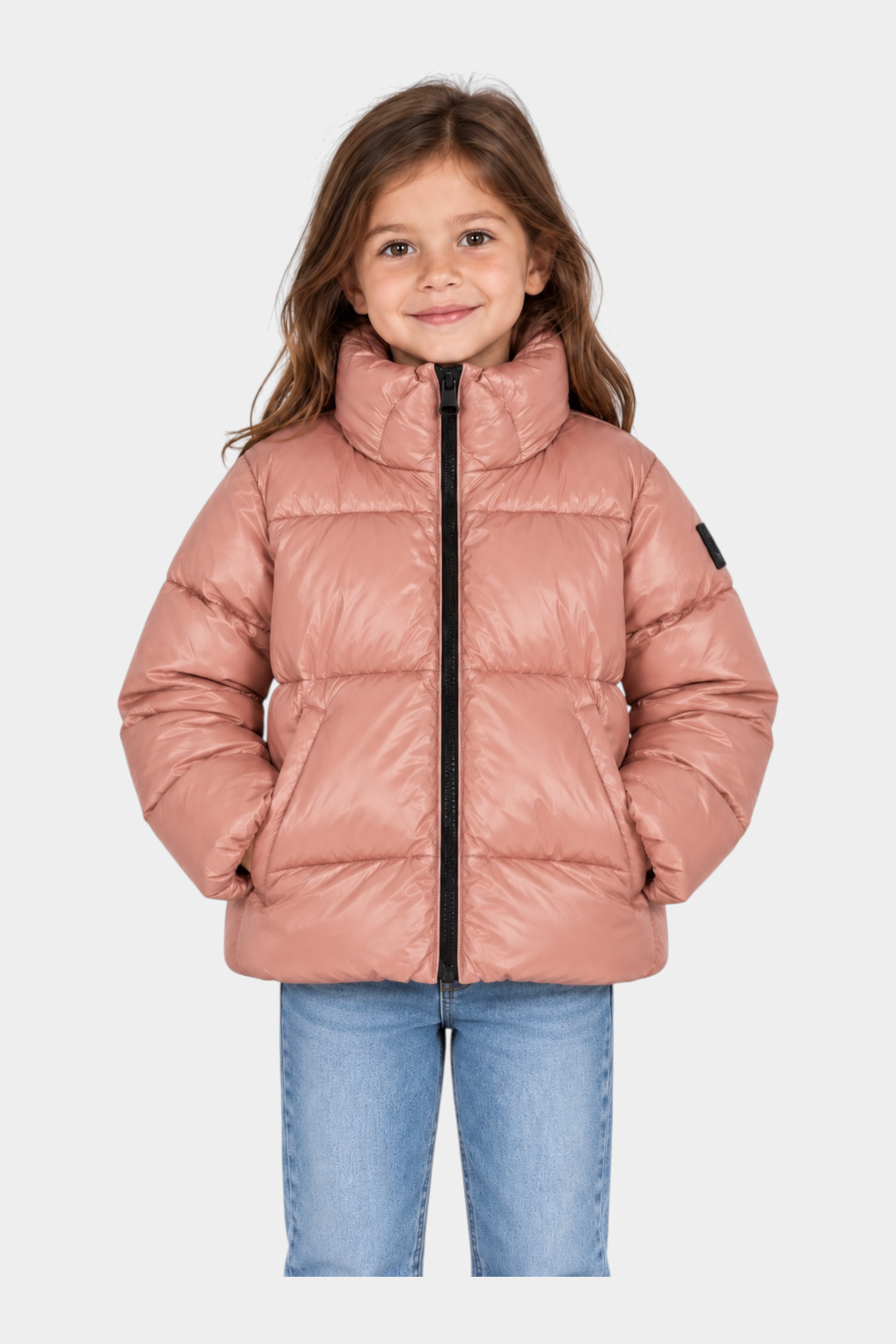 Bambina indossa giubbino Blauer rosa lucido trapuntato con collo alto e zip frontale su sfondo bianco