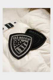 Patch logo Blauer con strass neri su base nera, accessorio decorativo per giubbino Follower SRL