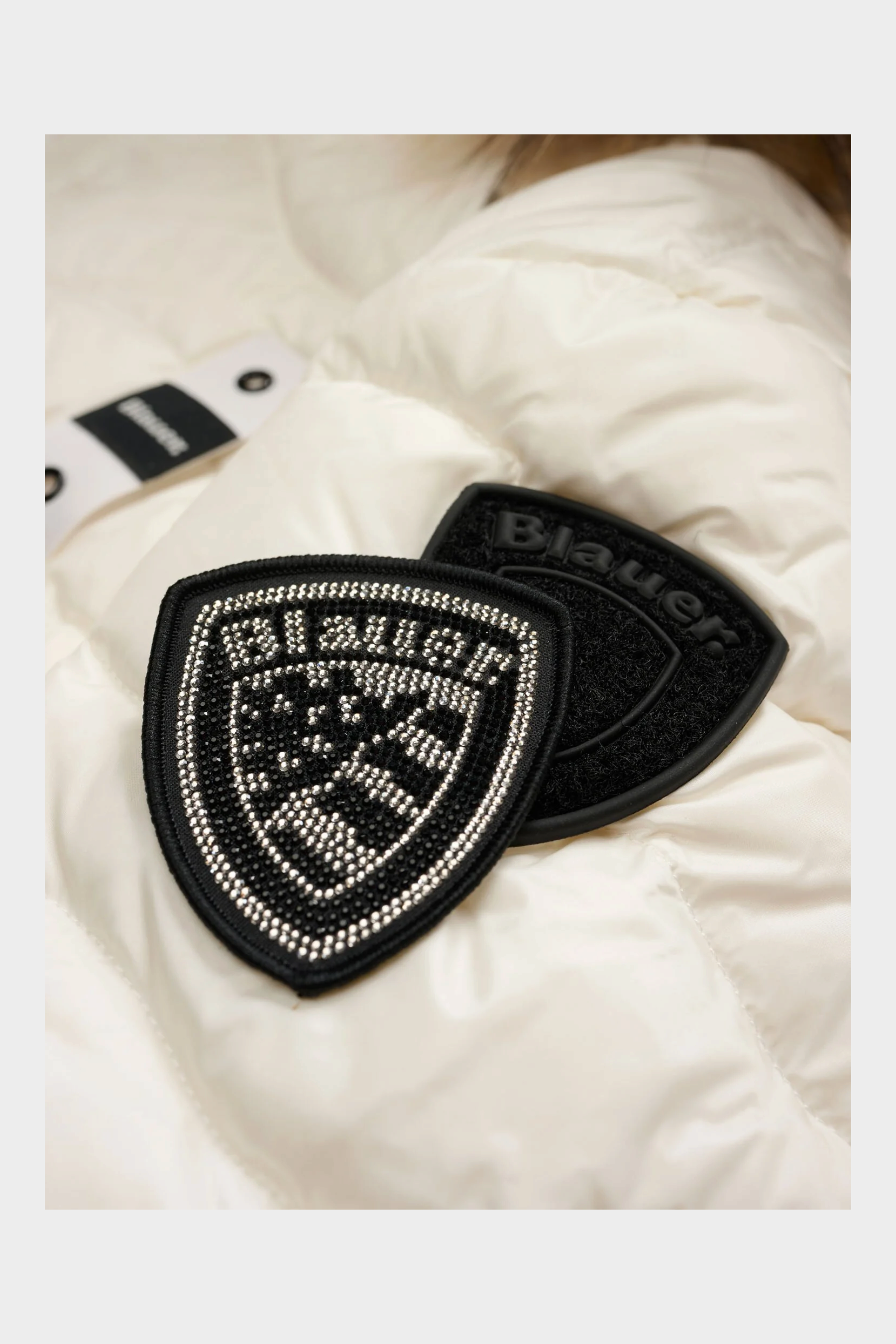 Patch logo Blauer con strass neri su base nera, accessorio decorativo per giubbino Follower SRL