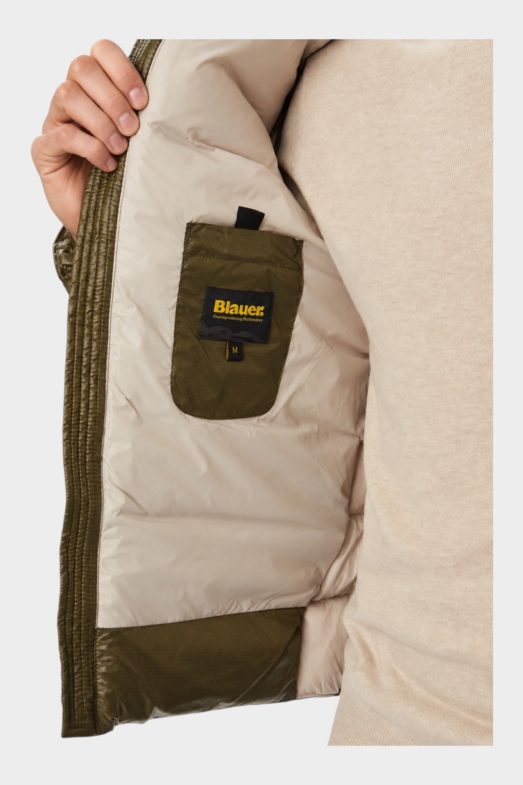 Interno del giubbino trapuntato verde Follower SRL con etichetta Blauer e tasca interna