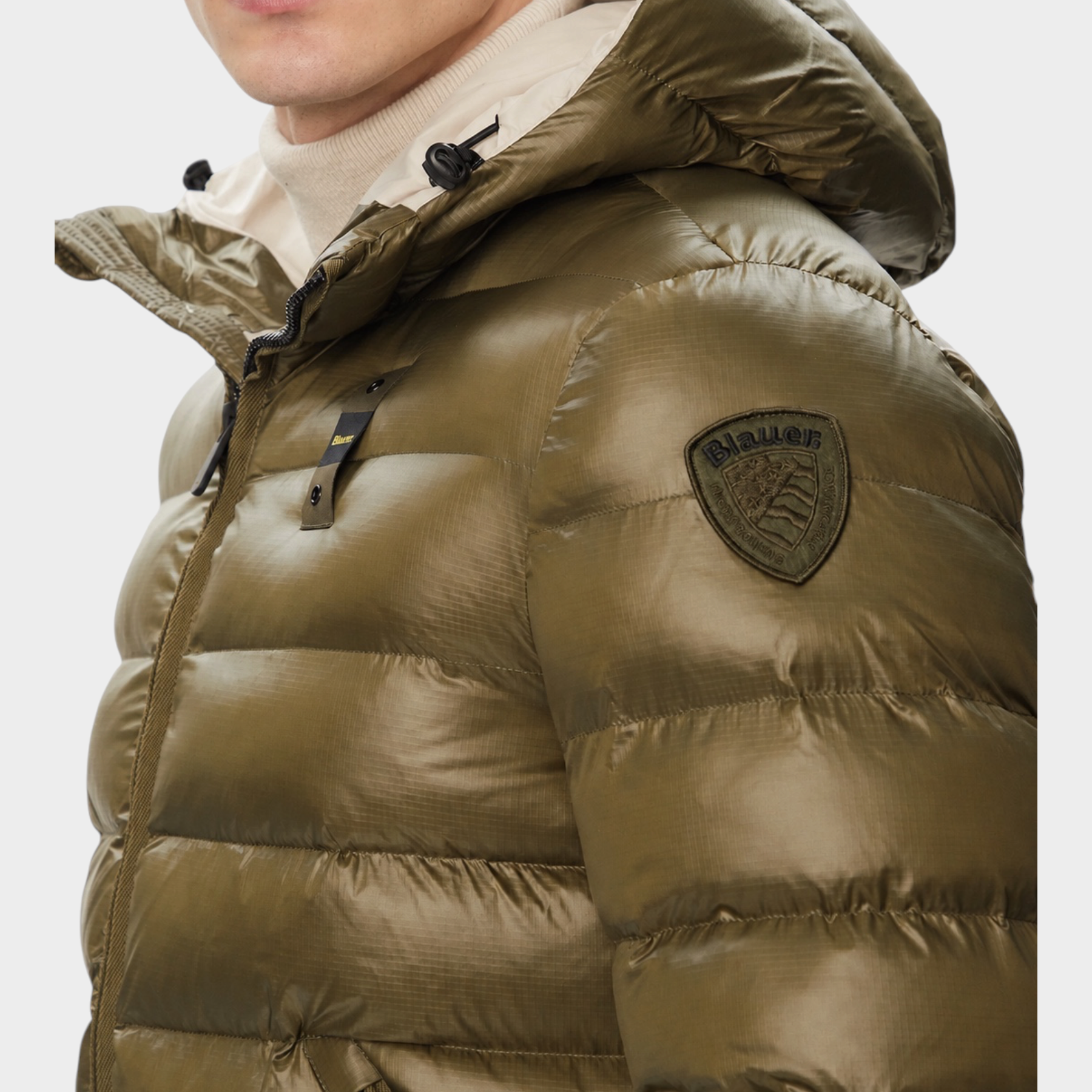 Giubbino imbottito Follower SRL Blauer Adams verde con cappuccio e patch logo sulla manica indossato da uomo