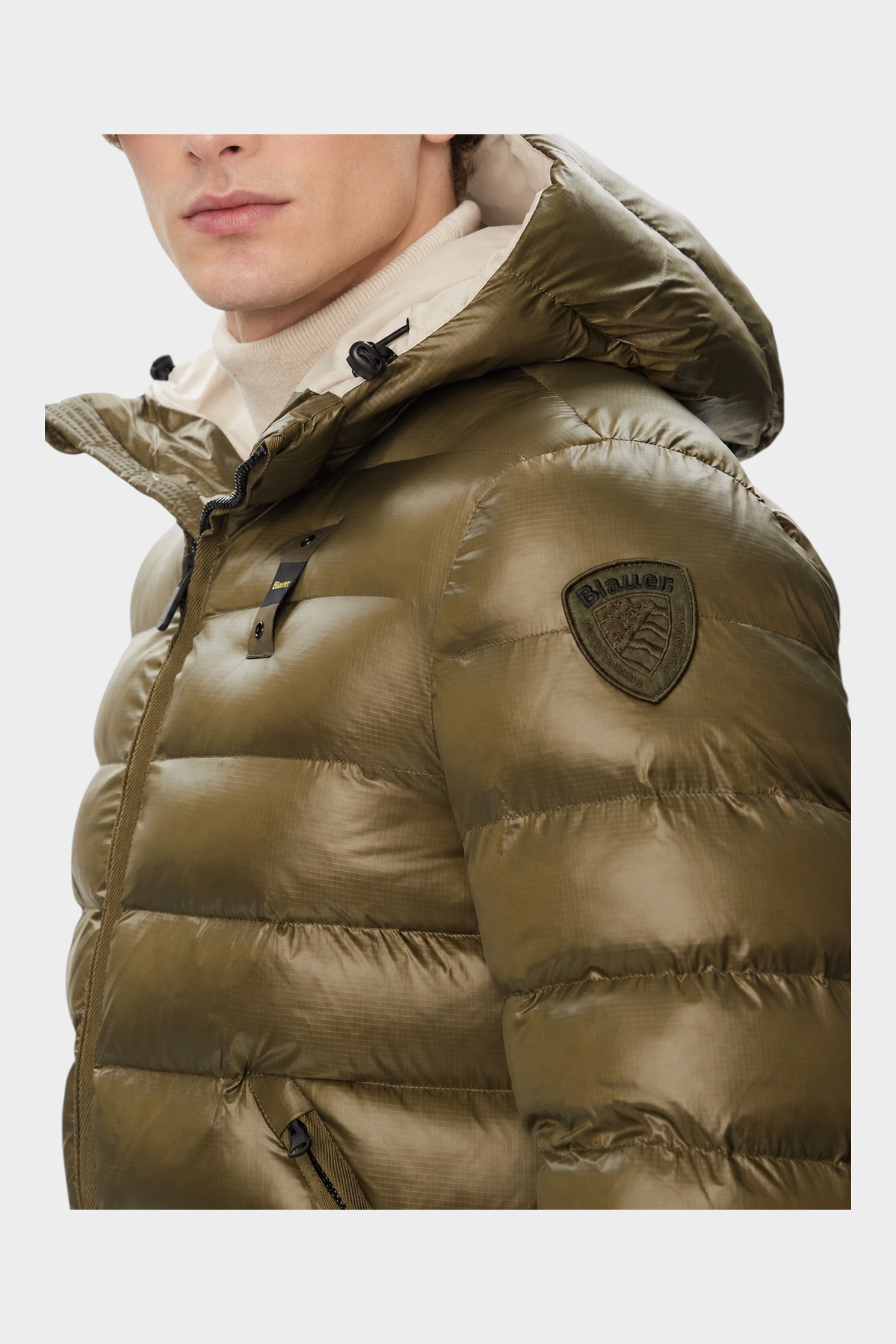 Giubbino imbottito Follower SRL Blauer Adams verde con cappuccio e patch logo sulla manica indossato da uomo