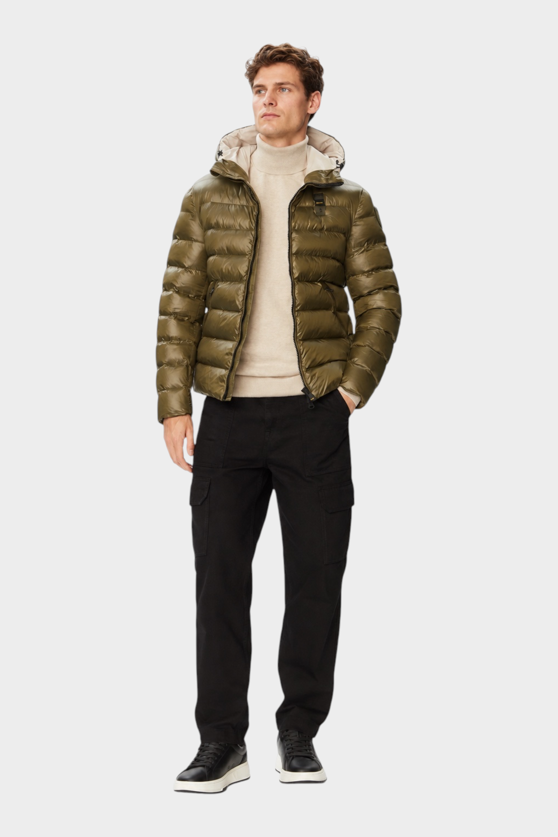 Giubbino trapuntato verde BLAUER Adams indossato da un modello con maglione beige e pantaloni neri Follower SRL