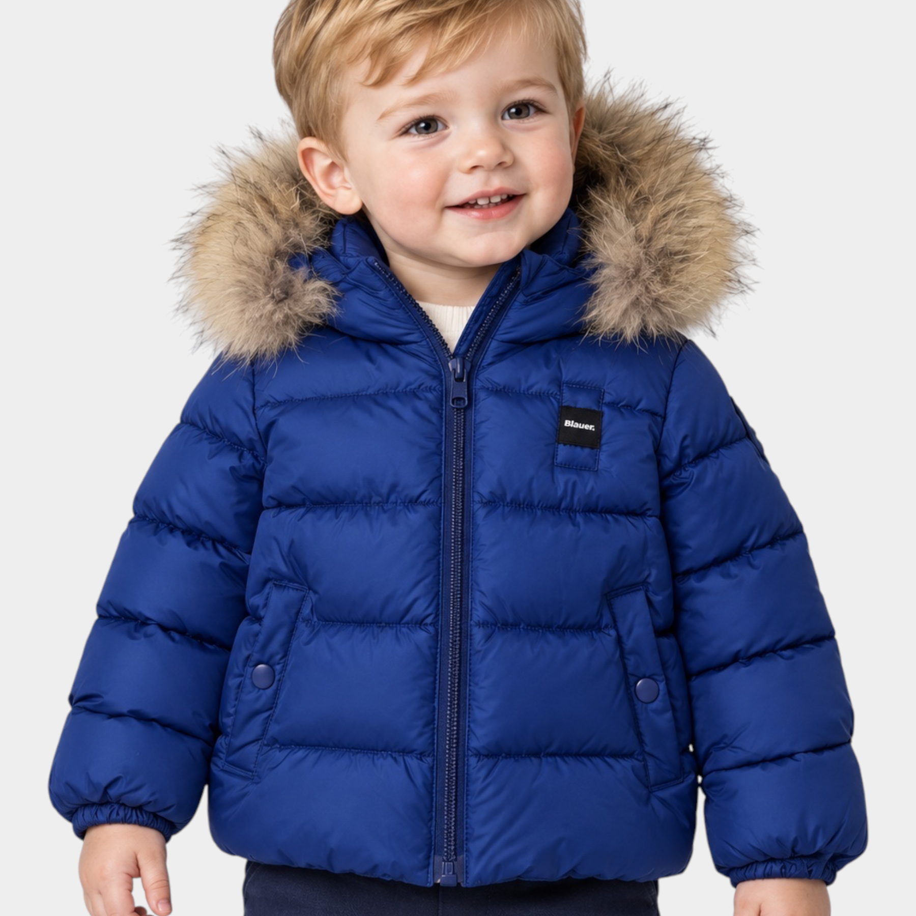 Bambino che indossa il giubbino blu Amory di Follower SRL con cappuccio imbottito e bordo in pelliccia sintetica