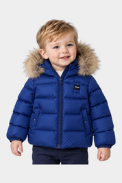 Bambino che indossa il giubbino blu Amory di Follower SRL con cappuccio imbottito e bordo in pelliccia sintetica