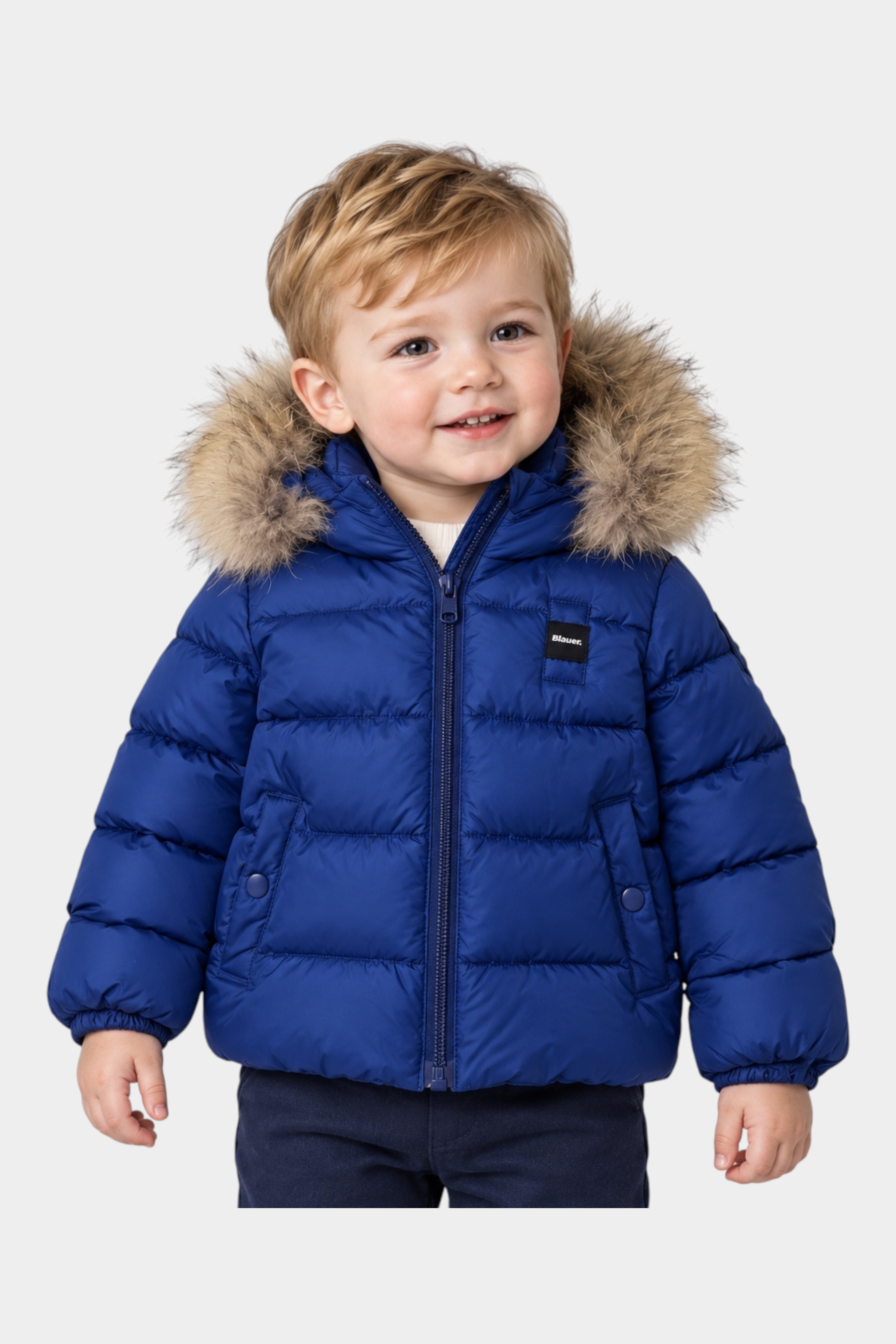 Bambino che indossa il giubbino blu Amory di Follower SRL con cappuccio imbottito e bordo in pelliccia sintetica