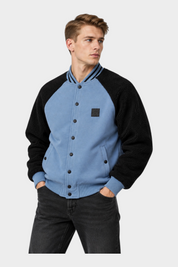 Modello indossa giubbino bomber Follower SRL azzurro con maniche in pile nero e chiusura a bottoni