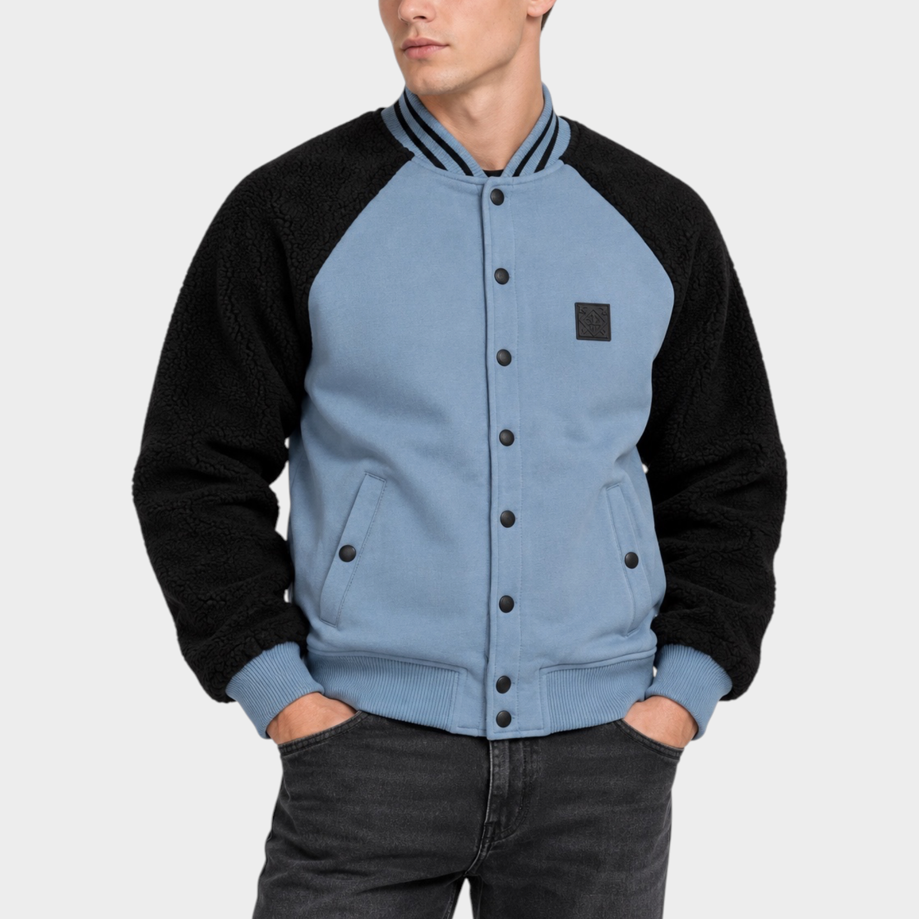 Giubbino bomber Follower SRL azzurro e nero con maniche in tessuto teddy e chiusura a bottoni indossato da un modello