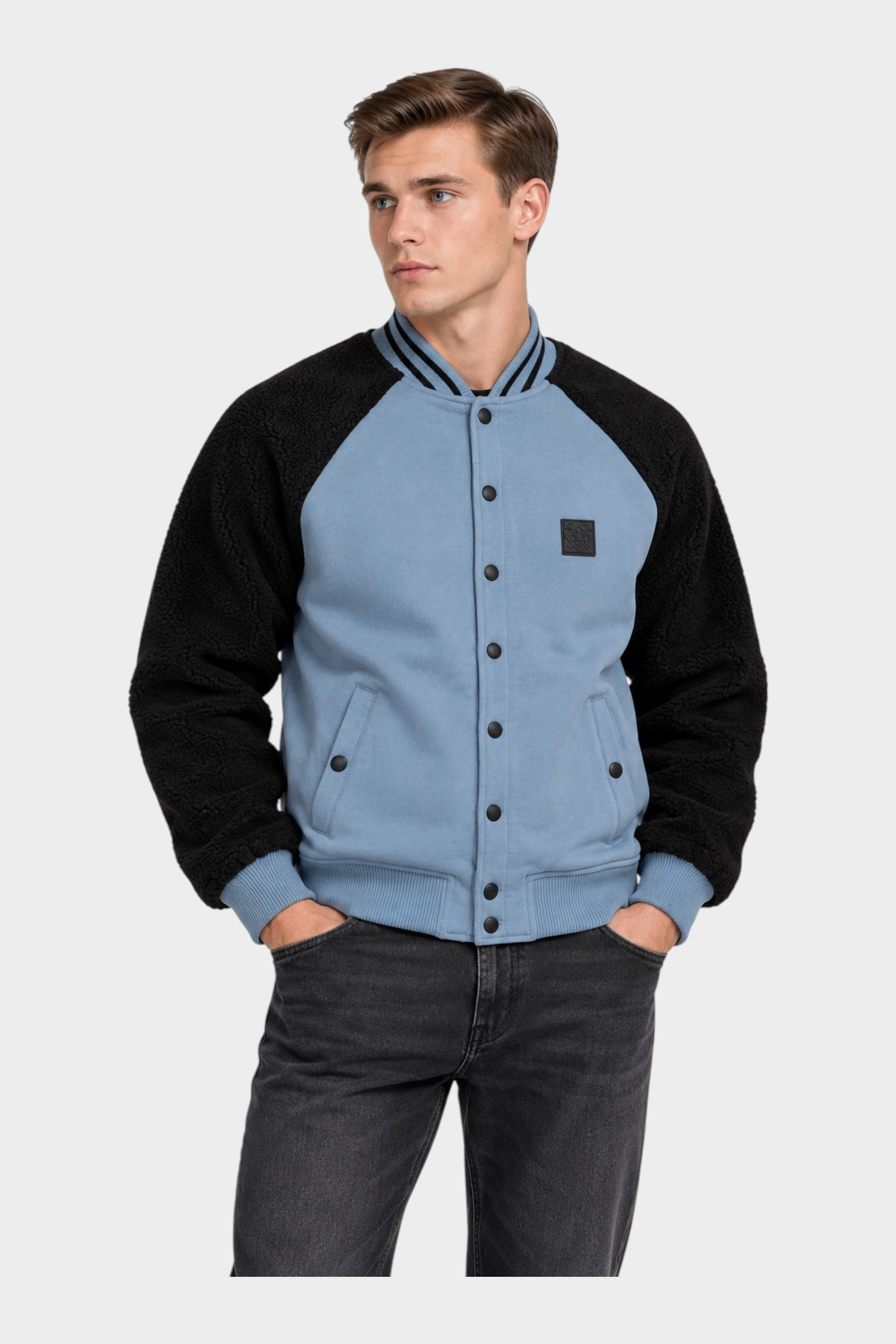 Giubbino bomber Follower SRL azzurro e nero con maniche in tessuto teddy e chiusura a bottoni indossato da un modello