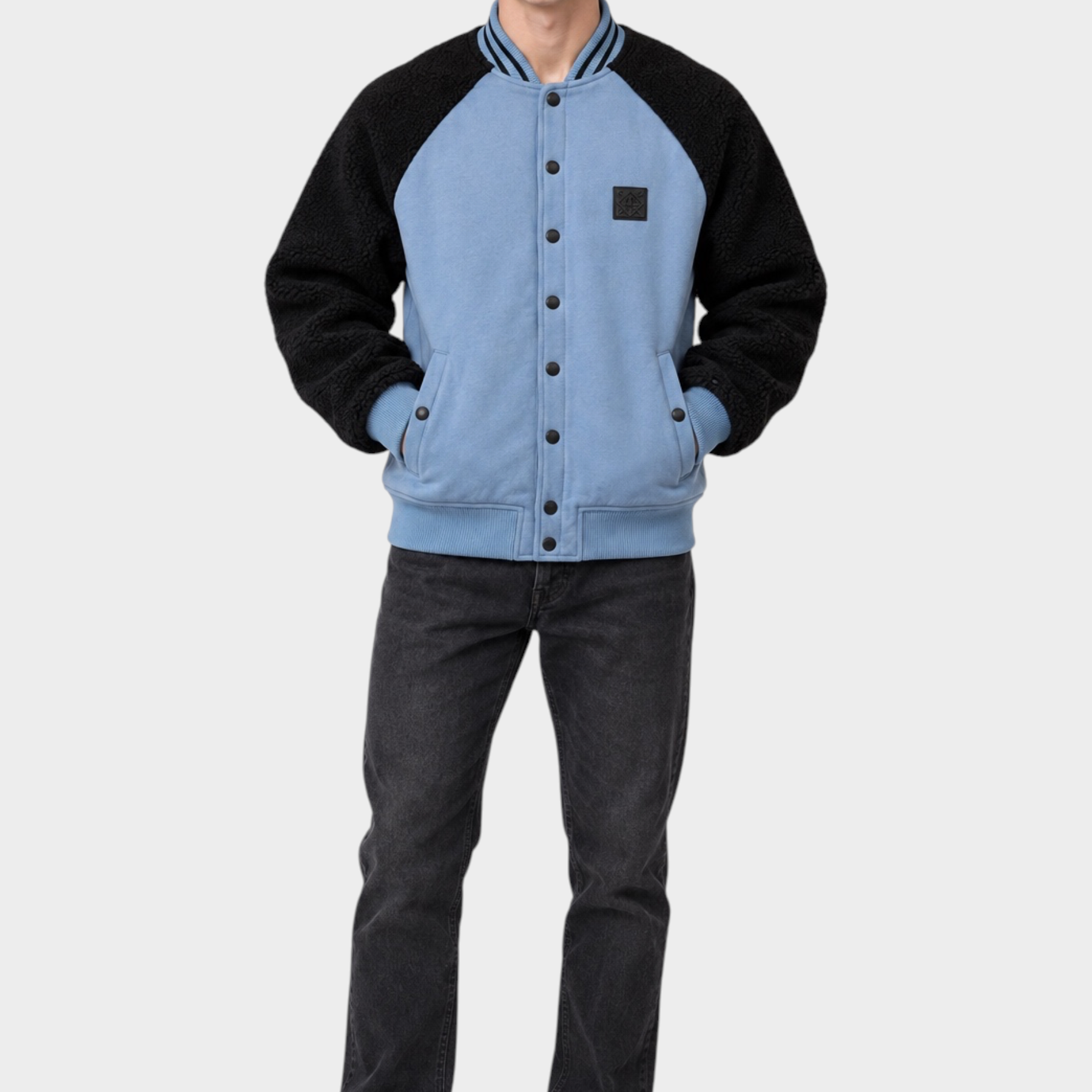 Modello indossa giubbino bomber Follower SRL azzurro e nero con maniche in tessuto teddy e chiusura a bottoni