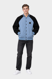 Modello indossa giubbino bomber Follower SRL azzurro e nero con maniche in tessuto teddy e chiusura a bottoni