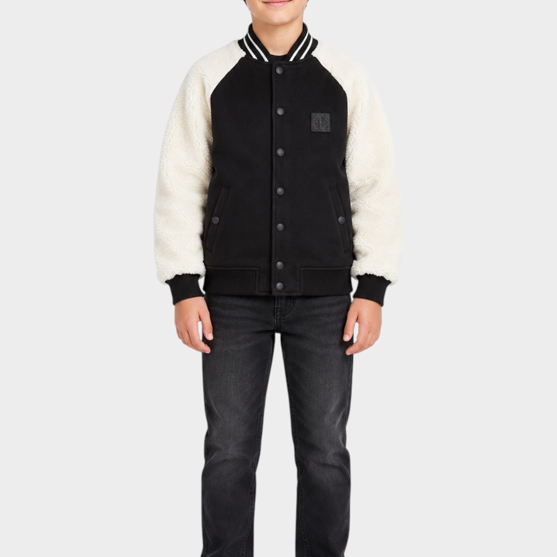 Ragazzo indossa giubbino bomber Follower SRL nero con maniche in pile bianco e chiusura a bottoni