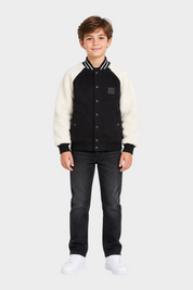 Ragazzo indossa giubbino bomber Follower SRL nero con maniche in pile bianco e chiusura a bottoni