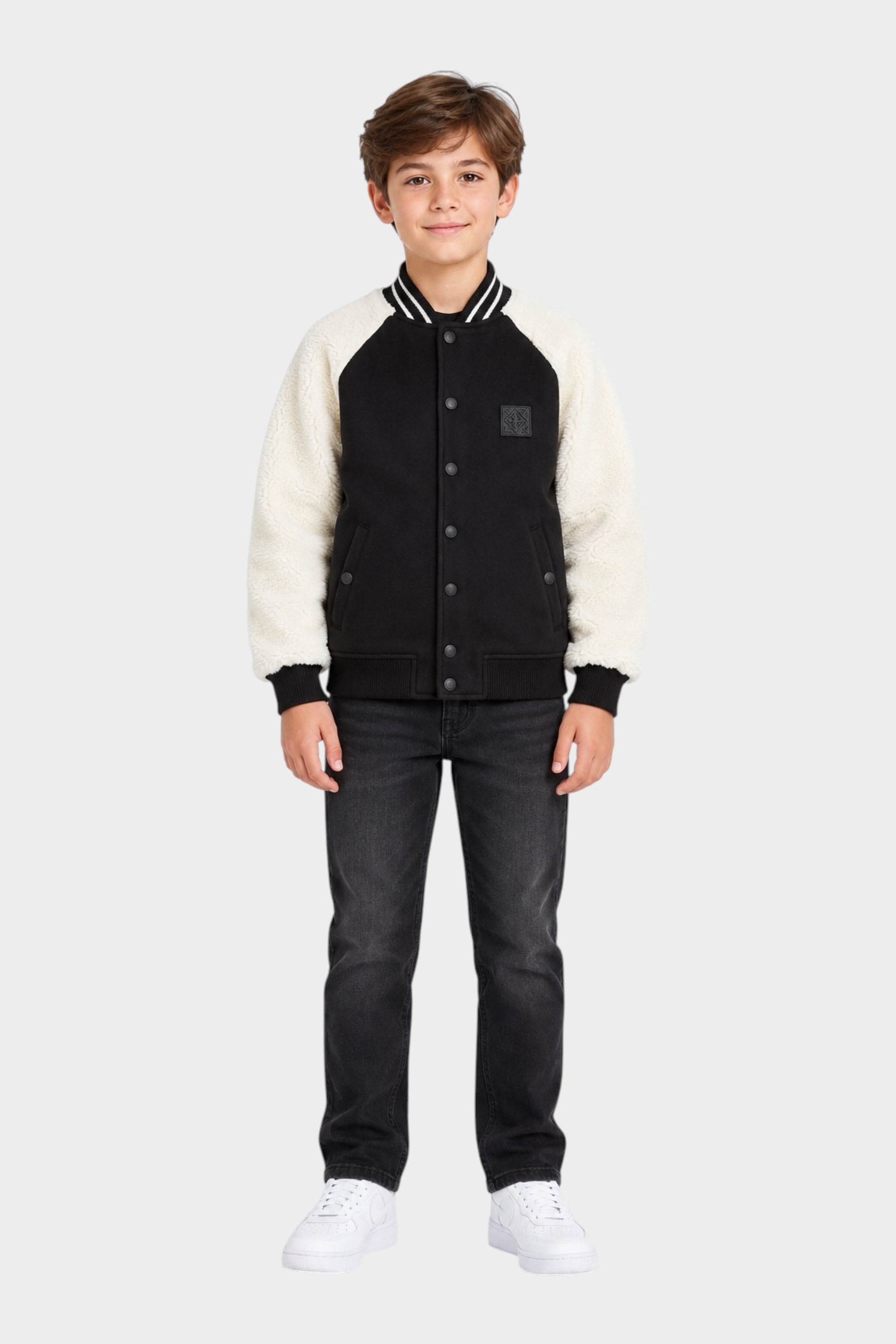 Ragazzo indossa giubbino bomber Follower SRL nero con maniche in pile bianco e chiusura a bottoni