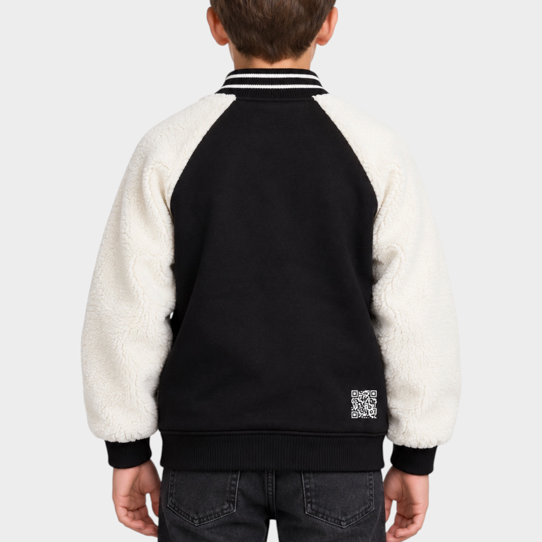 Vista posteriore di un bambino che indossa un giubbino bomber Follower SRL nero con maniche in pile bianco