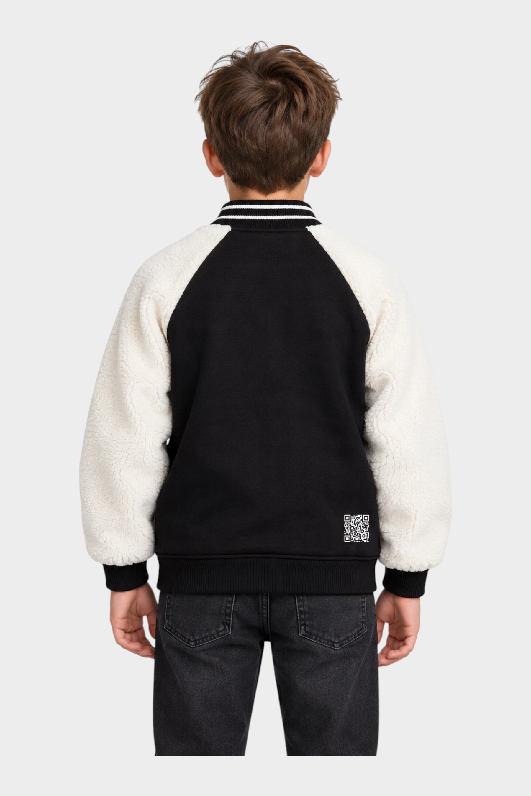 Vista posteriore di un bambino che indossa un giubbino bomber Follower SRL nero con maniche in pile bianco
