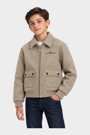 Ragazzo indossa giubbino bomber beige Follower SRL in lana con colletto classico, zip frontale e tasche applicate