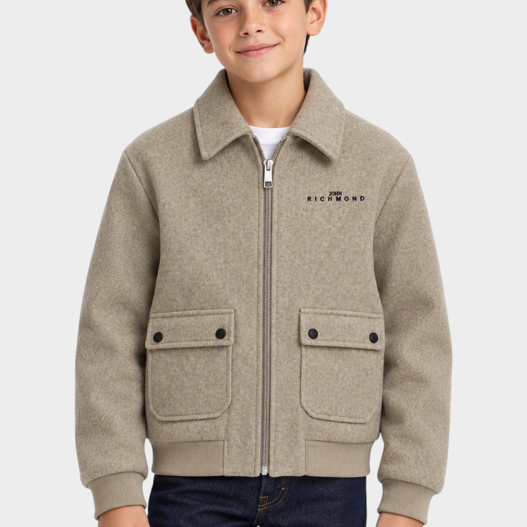 Ragazzo indossa un giubbino bomber beige in lana Follower SRL con chiusura a zip e tasche frontali