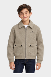 Ragazzo indossa un giubbino bomber beige in lana Follower SRL con chiusura a zip e tasche frontali