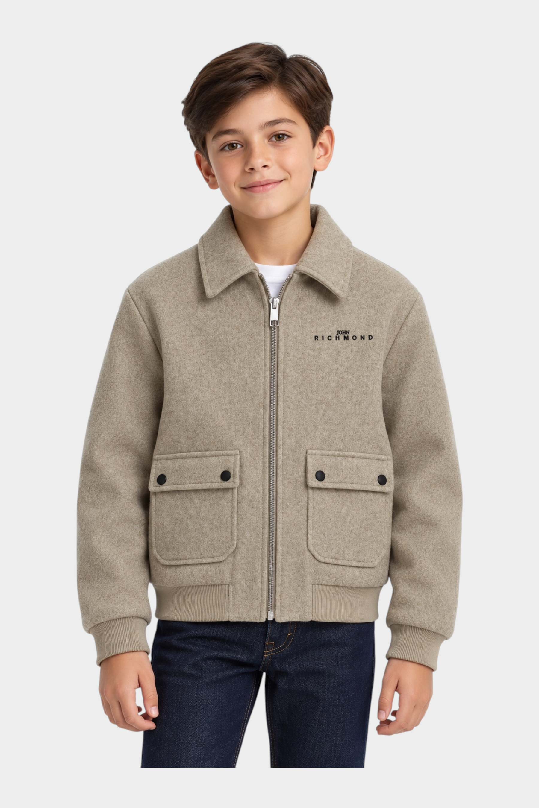 Ragazzo indossa un giubbino bomber beige in lana Follower SRL con chiusura a zip e tasche frontali